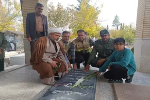 گلباران قبور شهدای شهرستان ارسنجان به مناسبت هفته بسیج