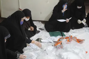 بسته بندی ۱۰ هزار ماسک به همت خواهران بسیجی شاهرود+ تصاویر