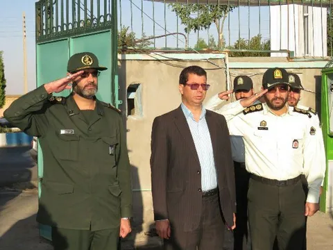 صبحگاه مشترک نیروهای انتظامی و نظامی فراهان برگزار شد+تصاویر