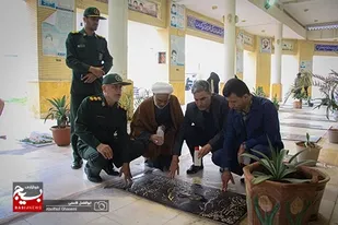 غبارروبی و عطرافشانی گلزار شهدای برازجان به مناسبت هفته بسیج