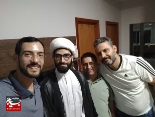 اهدای کتاب آیت الله خامنه&zwnj;ای به کشیشان برزیلی/ دعوت به اسلام در خانه کشیش برزیلی