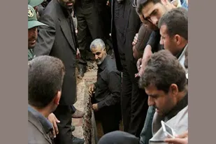 وقتی حاج قاسم پای شهید جمالی را بوسید!