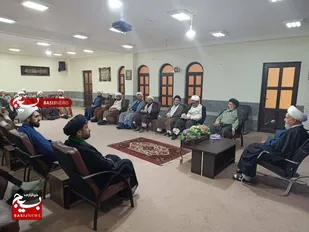 روحانیون در خط مقدم جهاد تبیین هستند