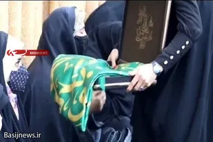بیرق سبز حرم مطهر حضرت معصومه در بین عزاداران و سوگواران
