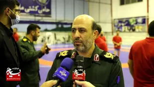 کشتی گیران نیروهای مسلح برای به اهتزاز درآوردن پرچم مقدس جمهوری اسلامی ایران تلاش می کنند