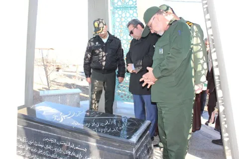 گلباران مزار شهدای روستای حاتم آباد فراهان با حضور فرمانده سپاه روح الله استان مرکزی