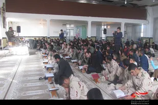 محفل انس قرآن کریم با حضور جهادگران همدانی در شهر زلزله&zwnj;زده ازگله