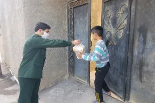توزیع ۴۰۰۰ غذای گرم بین آسیب دیدگان کرونا توسط سپاه ناحیه میثم مشهد