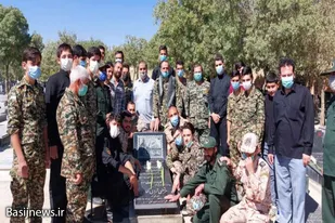 غبارروبی و عطرافشانی مزار شهدای بهار در هفته دفاع مقدس