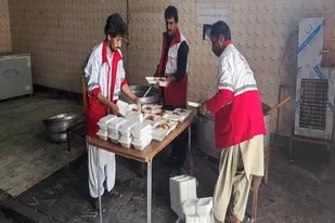 توزیع 500 پرس غذای گرم به مناسبت عید سعید غدیر خم در بین نیازمندان شهرستان ایرانشهر