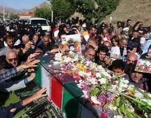 تشییع پیکر مطهر شهید بسیجی عیسی شجاعی بر دستان مردم ولایت مدار طالقان
