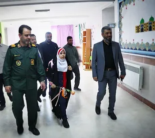 بدرقه فرزندان پاسدار شهید" ناصر بیات" از خانه تا مدرسه توسط فرمانده سپاه استان زنجان