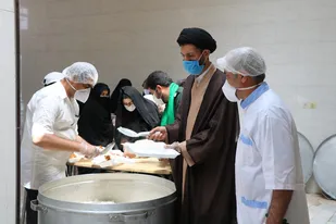 همت خواهران بسیجی حوزه بسیج کوثر اردکان در اجرای طرح اطعام غدیر