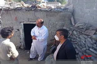 بازدید فرمانده ناحیه مقاومت بسیج سپاه نیکشهر از منازل آسیب دیده محرومین در بارندگی&zwnj;و سیل اخیر