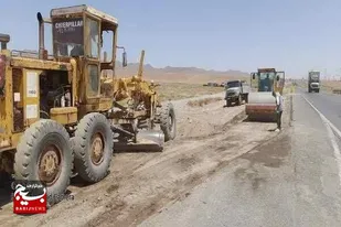 &nbsp;تسطیح و تیغ&zwnj;زنی محور روستایی دینوخان - مرادخان در تایباد باهدف خدمت به مردم