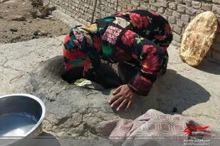 کمک&zwnj;های مومنانه در قالب توزیع نان محلی در شهر قرقری از توابع شهرستان هیرمند صورت گرفت