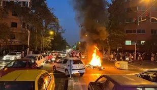 خانواده های شهدا گوش به فرمان امام خامنه ای