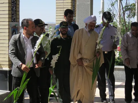 گلباران و عطر افشانی مزار شهدا