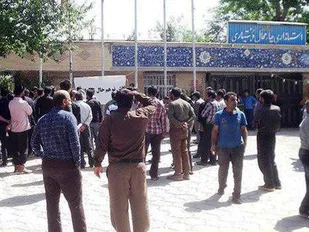تجمع خریداران ضایعات مقابل استانداری چهارمحال و بختیاری