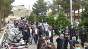 نمازگزاران خمینی شهری انزجار خود از آمریکا را اعلام کردند