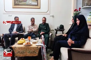 دیدار جانشین سپاه ناحیه ملایر با هنرمند عکاس و ایثارگر بسیجی