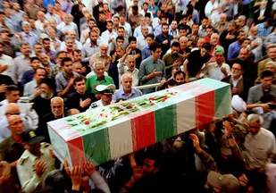 اردکان پیکر ۲ شهید گمنام را در آغوش می&zwnj;کشد