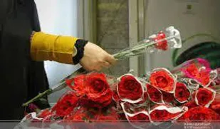 اهدای شاخه گل وبسته فرهنگی به بانوان چالوسی