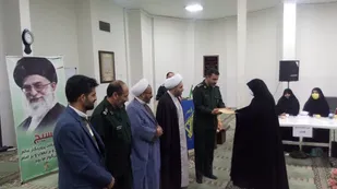 "حجت الاسلام سرافراز" با جمعی از بسیجیان ناحیه شهید الله دادی یزد دیدار کرد