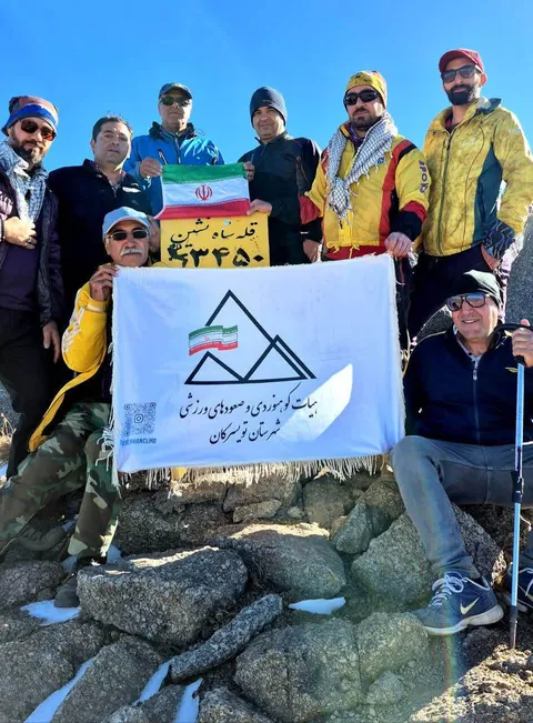 کوهنوردان بسیجی پرچم ایران را بر فراز قله شاه‌نشین به اهتزاز درآوردند