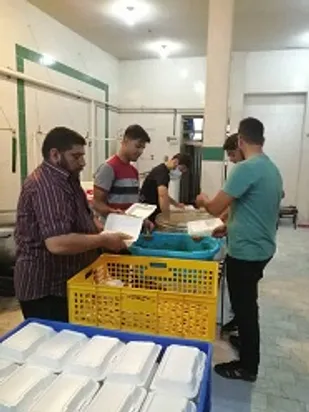 توزیع غذای گرم توسط پایگاه معراج حوزه نرجس خاتون ناحیه مرکزی