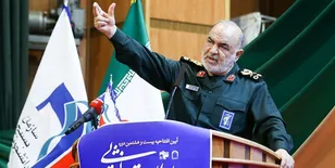 هر کس آمریکا از او حمایت کرد فروریخت و هر کس به انقلاب اسلامی تکیه کرد ماندگار شد