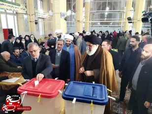 حضور امام جمعه کرج و استاندار استان البرز در مخل اخذ رای