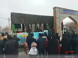 آیین معنوی بدرقه مردم فراهان از نیم ضریح سرداب مقدس امام زمان (عج)+تصاویر