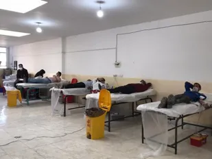 زرندیها در صف اهدا خون امروز