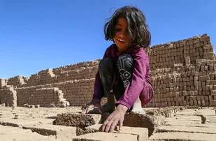 پاهای برهنه زخم فاصله طبقاتی که بیخ گوش تهران چشم ها را آزار می دهد