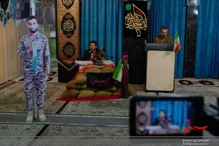 شعرخوانی هفته دفاع مقدس در یادمان شهدای نجف آباد