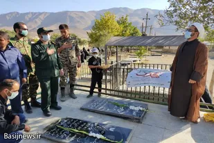 عطرافشانی گلزارشهدای روستاهای ملایر در هفته دفاع مقدس
