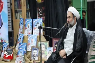 دانشجو بر اساس اعتدال و عقلانیت برای اصلاح محیط اطراف خود تلاش کند