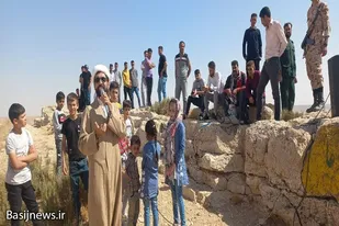 اجرای برنامه عمو روحانی به مناسبت روز کودک در امام زاده باباحسین روستای کهریز