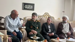 دیدار فرمانده ناحیه بسیج نجف&zwnj;آباد با خانواده جانباز فرهنگی دفاع مقدس
