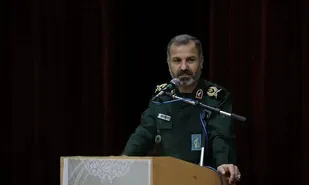 هنرمندان پیشانی جامعه هستند.
