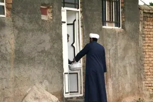 همت روحانیون و طلاب جهادی پای سفره افطار نیازمندان