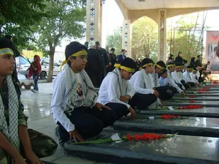 گلباران قبور مطهر شهدا در بروجن