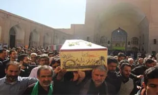 تشییع شهدا بر دستان نمازگزاران یزدی