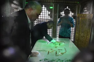 غبار روبی بقعه امام زادگان اسماعیل و ابراهیم کهریزک