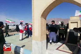 غبارروبی و عطرافشانی مزارشهدا درمهرستان