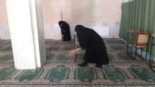 غبار روبی مساجد شهر مروست توسط خواهران بسیجی