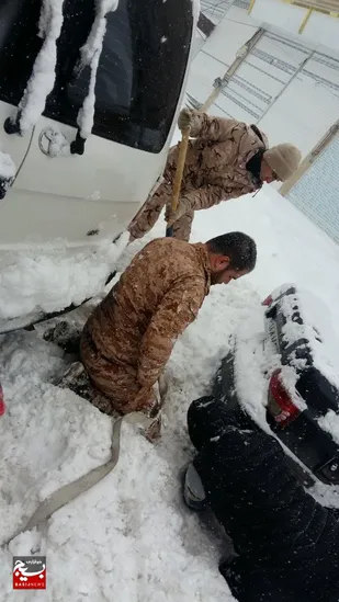 جهاد در برف و بوران/ خدمات رسانی گروههای جهادی سپاه و بسیج در سراسر استان اردبیل