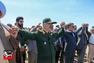 زنجیره انسانی مردم دیار علویان در راستای حمایت از عملیات غرورآفرین وعده صادق و طرح نور در سواحل سراسر استان مازندران