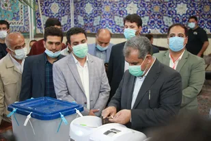 استاندار قزوین، رأی خود را به صندوق انداخت/هیچ مشکلی در فرایند اخذ رأی مردم وجود ندارد